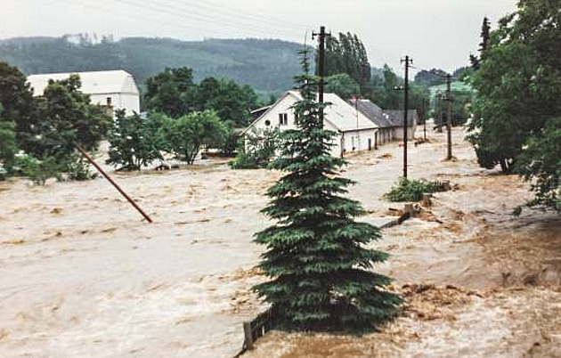 Zátorem na Bruntálsku se v ervenci 1997 valila povodová vlna, která niila...