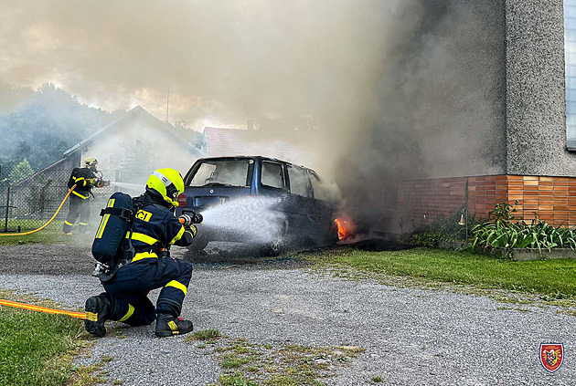 VIDEO: Auto celé shořelo, hasiči chránili před ohněm i vedlejší dům