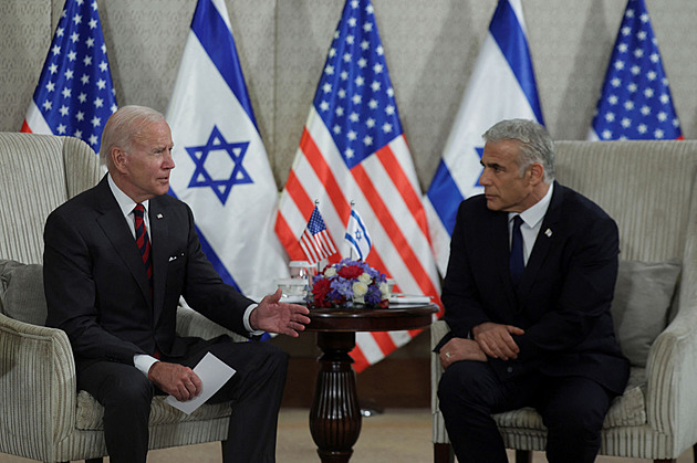 Izrael by se měl začlenit do regionu, míní Biden. Lapid mlžil na tiskovce