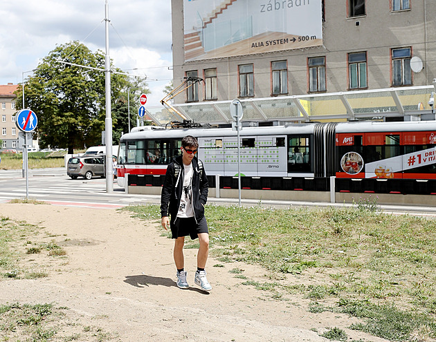 Miliardový projekt Plotní v Brně hyzdí vady, cestující musí chodit po blátě