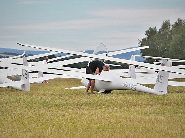 Na Plachtařském mistrovství juniorů měří síly nejlepší piloti z Česka