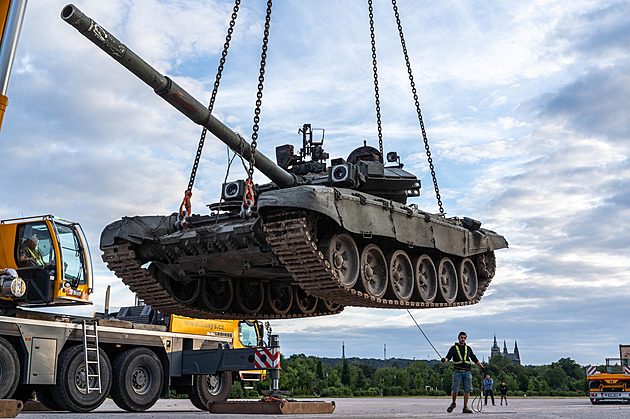 Ruské tanky dorazily do Prahy. Ukrajinci představí ukořistěné stroje okupantů
