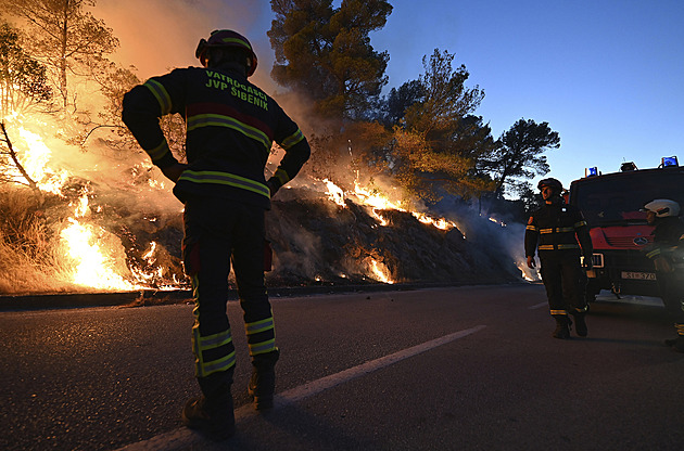 Požár, který obklíčil chorvatský Zaton a Šibenik, mají hasiči pod kontrolou