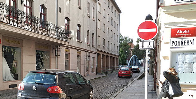 Konec zkratky přes centrum Budějovic. Část řidičů nové značky přehlíží