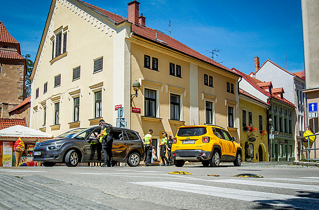 Soud zrušil úpravy náměstí, auta si přes něj zase začnou krátit cestu