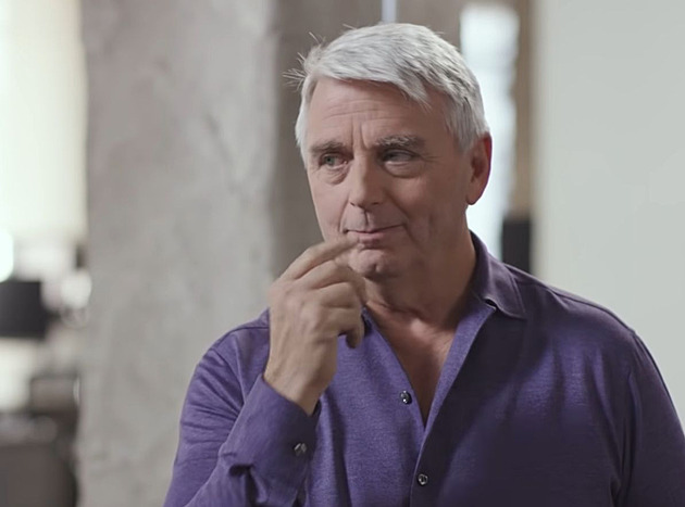 Nenáviděný šéf rozzuřil vývojáře. Před oznámením změn prodal své akcie