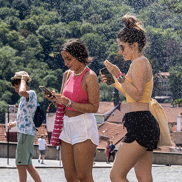 Odpolední teploty překročily třicítku. Na večer meteorologové varují před bouří