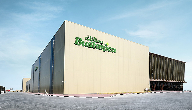 Společnost Emirates začala pěstovat zeleninu. V Dubaji má vertikální farmu