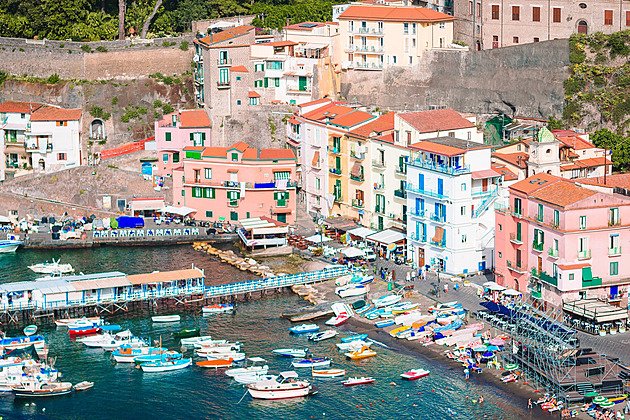 Sorrento pohoršovali polonazí turisté, za nošení plavek ve městě zavádí pokutu