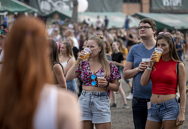 Na Colours of Ostrava se pije z jednorázových kelímků, vyvolalo to bouři