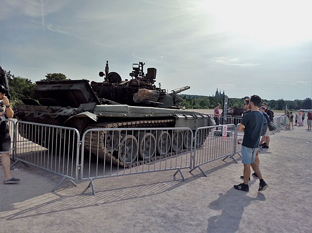 Výstava ukoistných ruských vrak bojové techniky ve mn vyvolává mnoho otázek. Teba kam se podlo písmeno Z, které mlo oznaovat dle médií vechny ruská vojenská vozidla? Jak byla vojenská technika do Prahy dopravena? Rád bych znal odpov v dob 