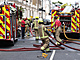 Londýnští hasiči likvidují požár v Eatonu ve středu Londýna. (19. července 2022)