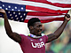 Fred Kerley pózuje s americkou vlajkou po triumfu ve finále stovky na MS v...