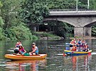 Vod�ci na �ece Oh�i u Chebsk�ho mostu v Karlov�ch Varech. (14. �ervence 2022)