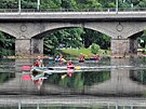 Vod�ci na �ece Oh�i u Chebsk�ho mostu v Karlov�ch Varech (14. �ervence 2022)