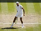 Nick Kyrgios odehrává míek stylov mezi nohama ve finále Wimbledonu.