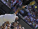 Ostrý servis Nicka Kyrgiose ve finále Wimbledonu.