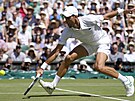 Novak Djokovi dobíhá kraas Nicka Kyrgiose ve finále Wimbledonu.