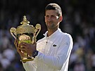 Novak Djokovi pózuje s trofejí pro vítze Wimbledonu.