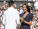 Vévodkyn Kate pedává trofej Novaku Djokoviovi.