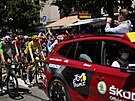 Cyklisty si na startu tinácté etapy Tour de France fotí editel závodu...
