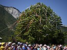 Fanouci nazdobili strom stuhami a ekají na závodníky ve 13. etap Tour de...