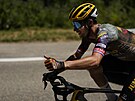 Slovinský cyklista Primo Rogli (Jumbo Visma) v dobrém rozmaru bhem 13. etapy...