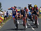 Mads Pedersen z Treku (uprosted) v úniku ve 13. etap Tour de France
