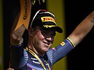 Dánský cyklista Mads Pedersen z Treku stojí na pódiu jako vítz 13. etapy Tour...