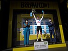 Lídr soute o bílý trikot Tadej Pogaar na pódiu po 13. etap Tour de France.