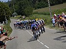 Peloton ve 13. etap Tour de France táhne tým Alpecin.