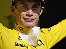 Lídr celkového poadí Jonas Vingegaard na pódiu po 13. etap Tour de France