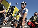 Slovinský cyklista Tadej Pogaar v cílovém prostoru 14. etapy Tour de France