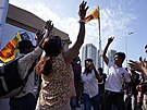 Protestující tancují a provolávají hesla proti prezidentovi Gotabajovi...