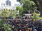 Srílantí demonstranti vtrhli do kanceláe premiéra Ranila Wickremesingheho a...