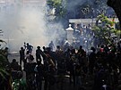 Policie pouívá slzný plyn, kdy demonstranti na Srí Lance vtrhnou do kanceláe...