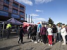 Uprchlíci z Ukrajiny stáli u� brzy ráno p�ed pra�ským centrem, které se op�t...