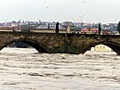 Velká voda pod Karlovým mostem v Praze. Povodn 2002.