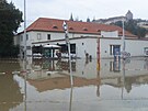 Zatopená kiovatka na Klárov v Praze. Povodn 2002.