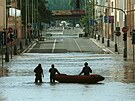 Zaplavená Strakonická ulice na praském Smíchov. Povodn 2002.