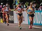 Chodkyn Elika Martínková (v erveném) v závod na 20 kilometr na mistrovství...