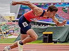 Vít Müller v rozbhu závodu na 400 metr pekáek na mistrovství svta v Eugene