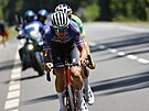 Mathieu van der Poel a za ním Wout van Aert v úniku 11. etapy Tour de France