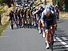 lutý Jonas Vingegaard schovaný mezi svými kolegy v 15. etap Tour de France