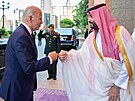 Ped královským palácem se saúdský korunní princ Muhammad bin Salmán s...