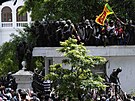 Protestující se srílanskou zástavou v rukách dobývají také sídlo ministerského...