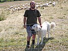 Jimu Pivcovi z Bukovce pomhaj steit stdo ovc pastevet psi.