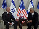 Americký prezident Joe Biden a izraelský premiér Jair Lapid (zleva, 14....