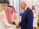 Americký prezident Joe Biden navtívil Saúdskou Arábii. Na snímku ho vítá král...