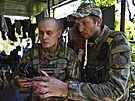 Ukrajintí vojáci dronem korigují dlosteleckou palbu v první linii u...